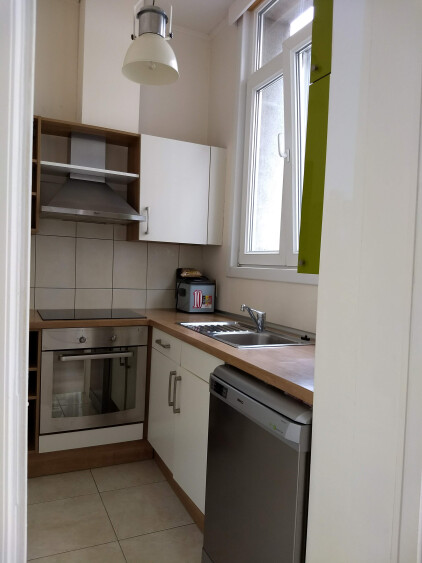 keuken met oven en afwasmachine