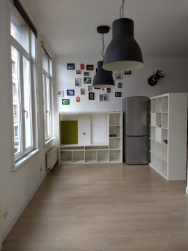 koelkast en diepvries / afscheidingswand tussen slaap- en woongedeelteen 