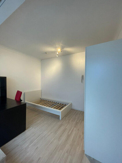 kamer met bureau, stoel, bed, kleerkast
