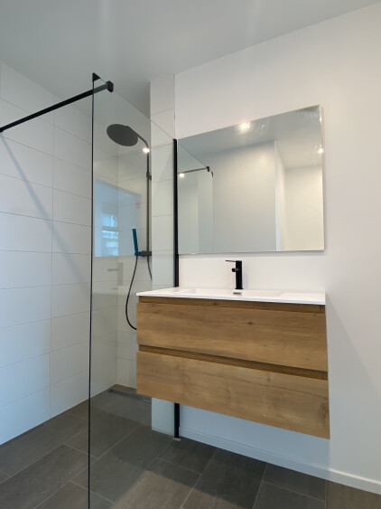 Mooie nieuwe wastafel en inloopdouche