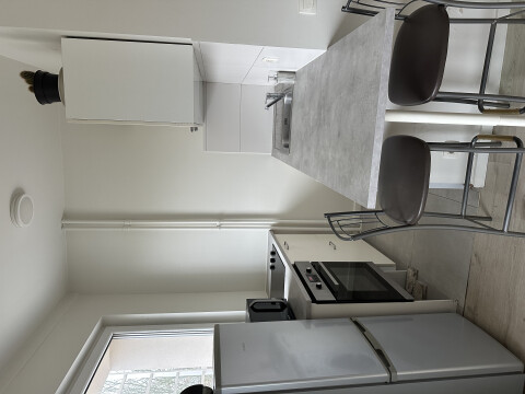 Ingerichte keuken met eethoek met 2 barstoelen