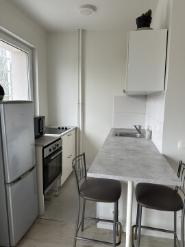 Ingerichte keuken met eethoek met 2 barstoelen