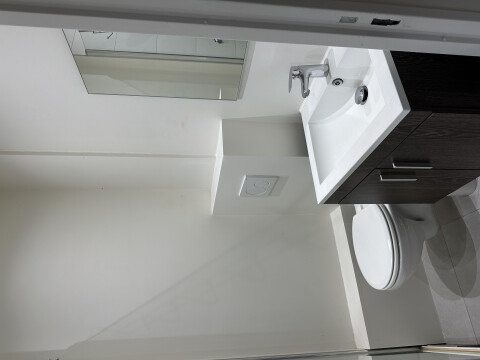 Badkot met toilet en douche