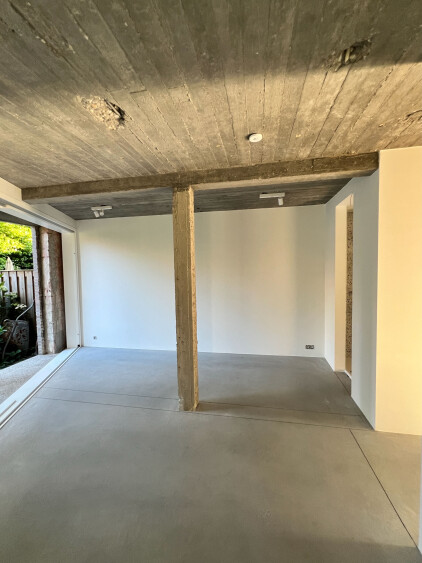 Leefruimte met groot schuifraam. gezien van aan de voordeur